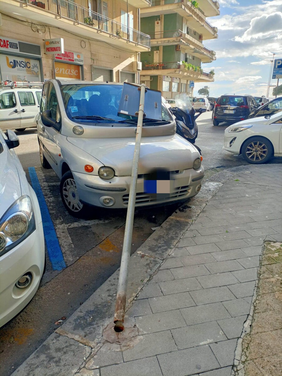 Palo cade su un’auto in sosta a Salerno, i residenti: “Nessuna manutenzione”