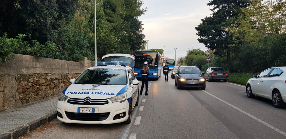 Incidente ad Agropoli, travolge uno scooter e scappa: caccia al pirata della strada