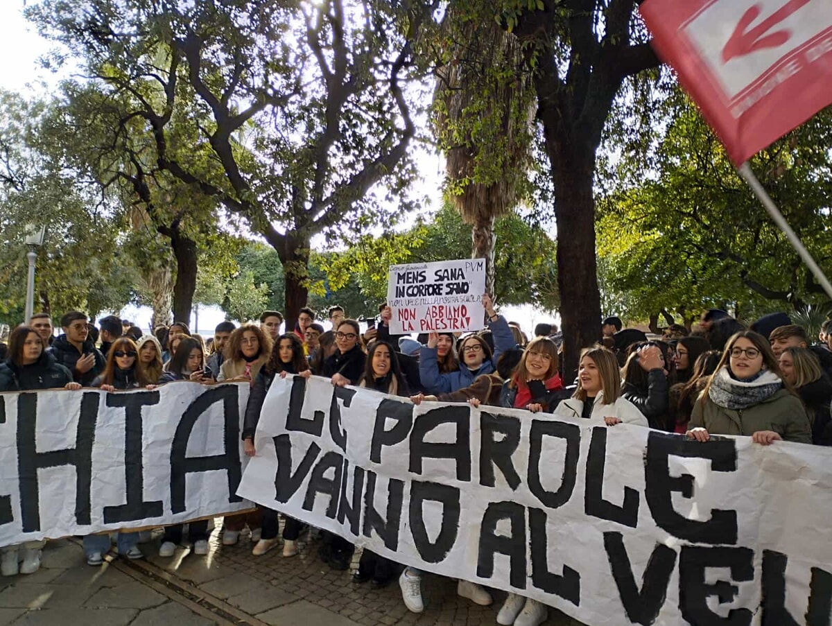 La protesta degli studenti salernitani: “Misure concrete su trasporti ed edilizia scolastica”