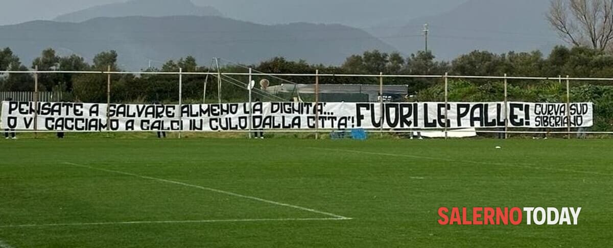 Ultras granata al centro sportivo, striscione di contestazione: “Salvate la vostra dignità”