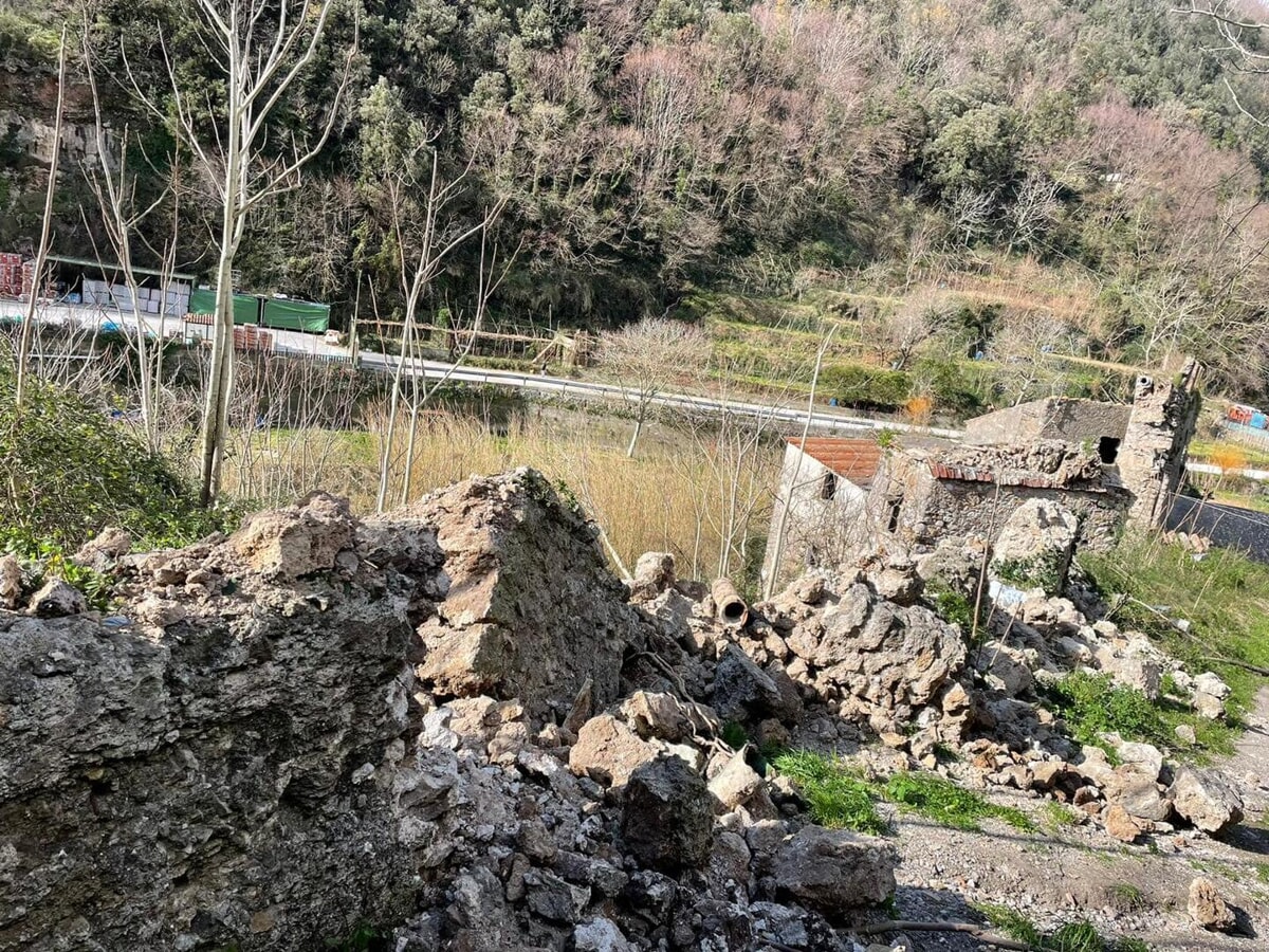 Allerta meteo e danni: crolla parte dell’acquedotto medioevale a Molina di Vietri, l’ira del sindaco