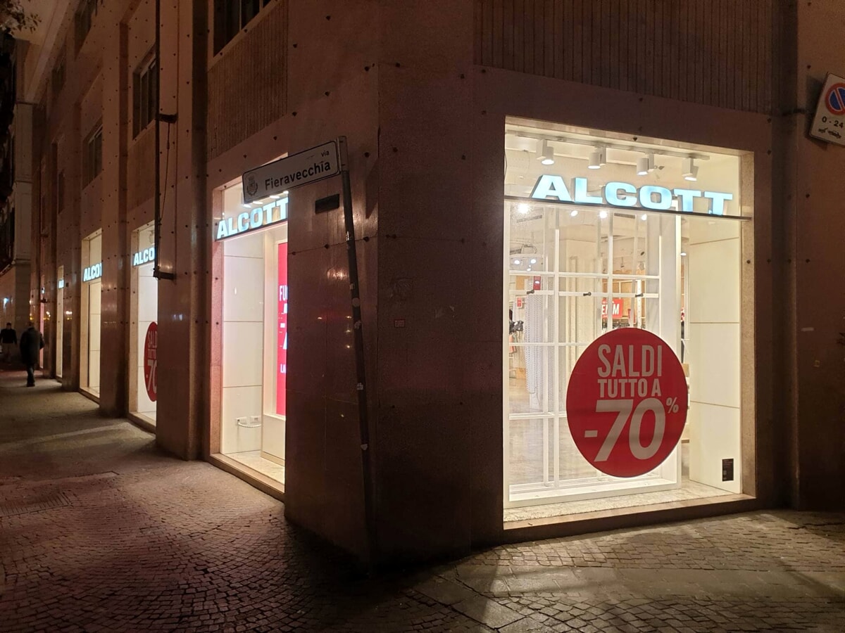 “Valzer di negozi” sul Corso Vittorio Emanuele: Benetton al posto di Alcott, apre anche Sisley