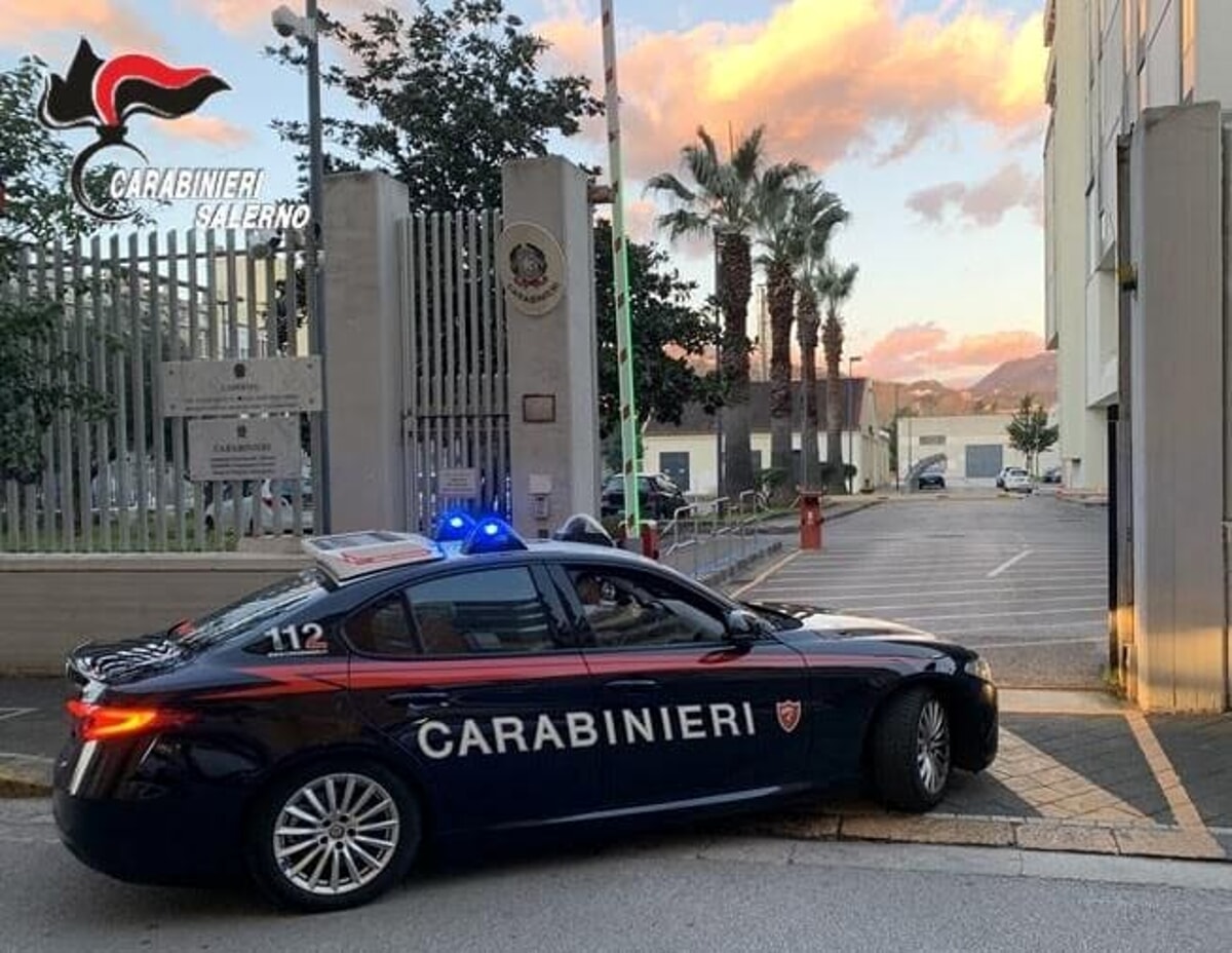 Colto da malore in strada: 71enne salvato dai carabinieri a Salerno