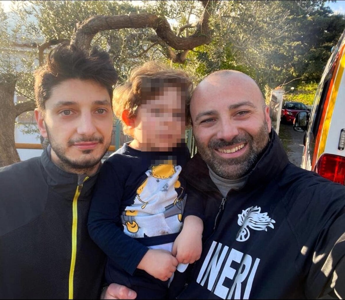Gennaro si allontana da casa a 3 anni, a Nerano: trovato dall’Appuntato Scelto di Angri