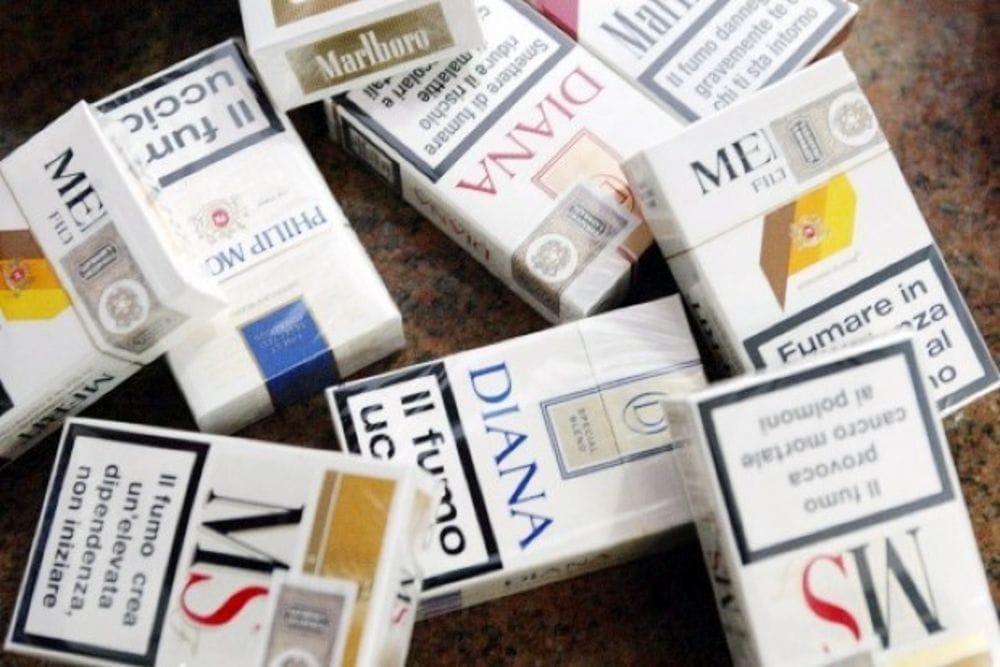 Rubano sigarette al tabaccaio, poi fuggono ma rischiano il linciaggio: denunciati due ladri