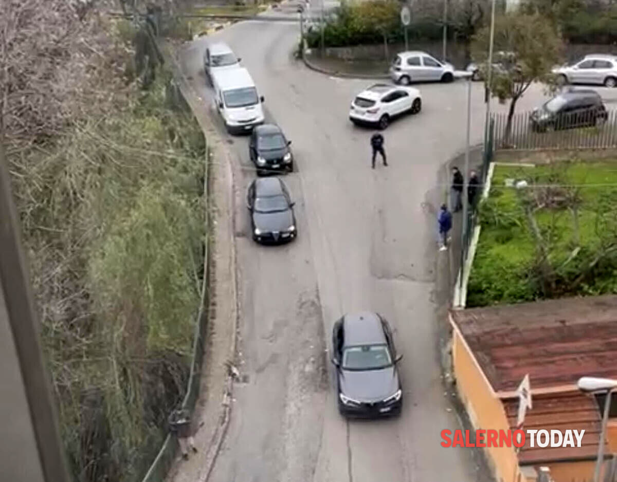 Terrore a Salerno, spari contro un’auto in corsa: identificato l’autore, ecco il video