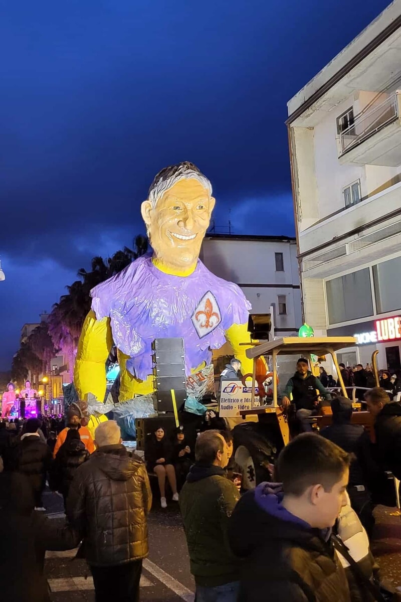 Carnevale ad Agropoli, alla prima sfilata spunta il carro di Sergio Vessicchio