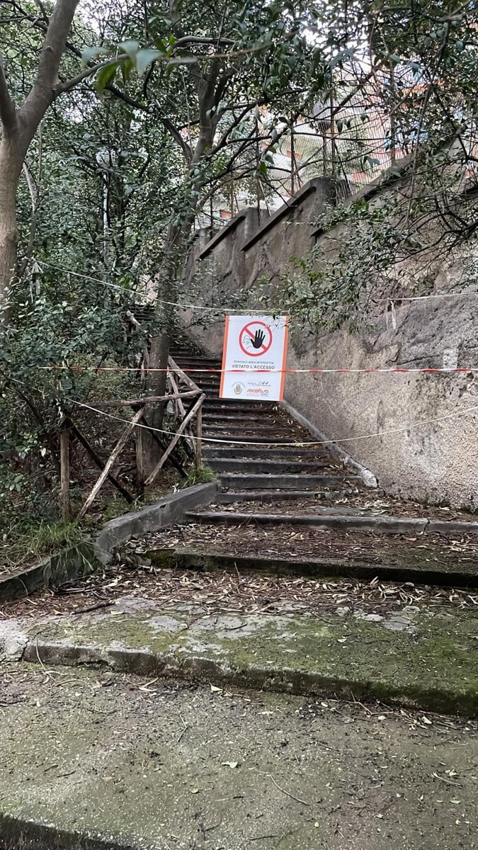 Rami sui balconi, erbacce e gazebo a rischio crollo: Parco del Seminario nel totale degrado
