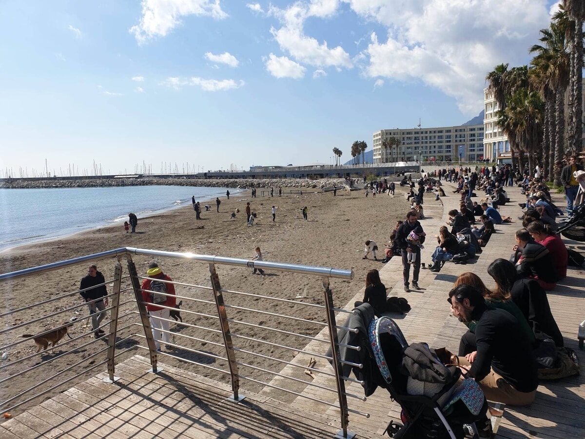 Sole e relax sul lungomare di Salerno: boom di presenze al solarium di Santa Teresa