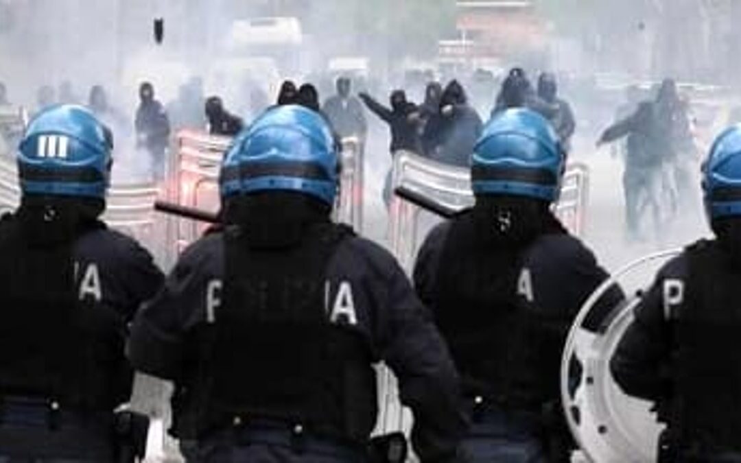 Lancio di petardi e fumogeni contro i tifosi del San Marzano: arrestati 4 ultras della Scafatese