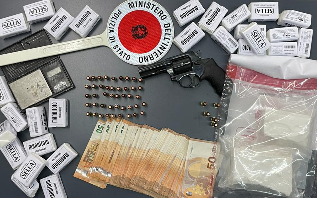 Nascondeva in casa un revolver illegale, cocaina e soldi: un arresto a Salerno