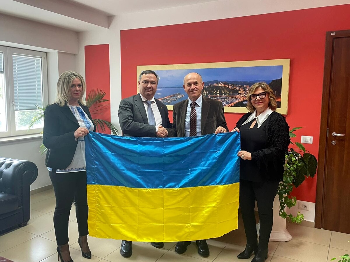 Sportello di accoglienza e orientamento profughi ucraini ad Agropoli, il Console in visita al Comune