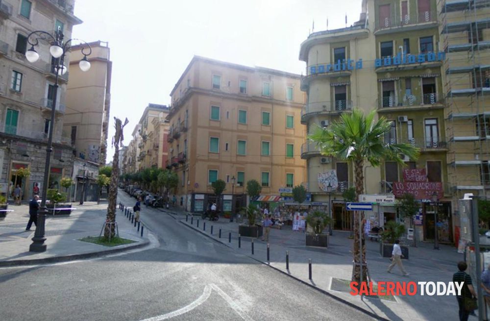 Tentata rapina in Piazza Malta: studentessa aggredita per il telefonino, si cerca una straniera