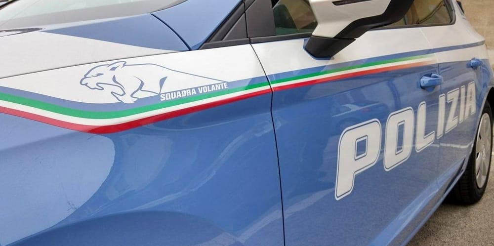 Nascondeva in casa arma clandestina con placca falsa dei carabinieri: un arresto a Salerno