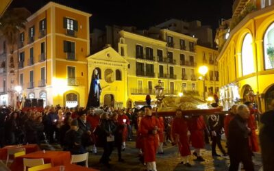 Fiume di fedeli per la Via Crucis in centro, a Salerno