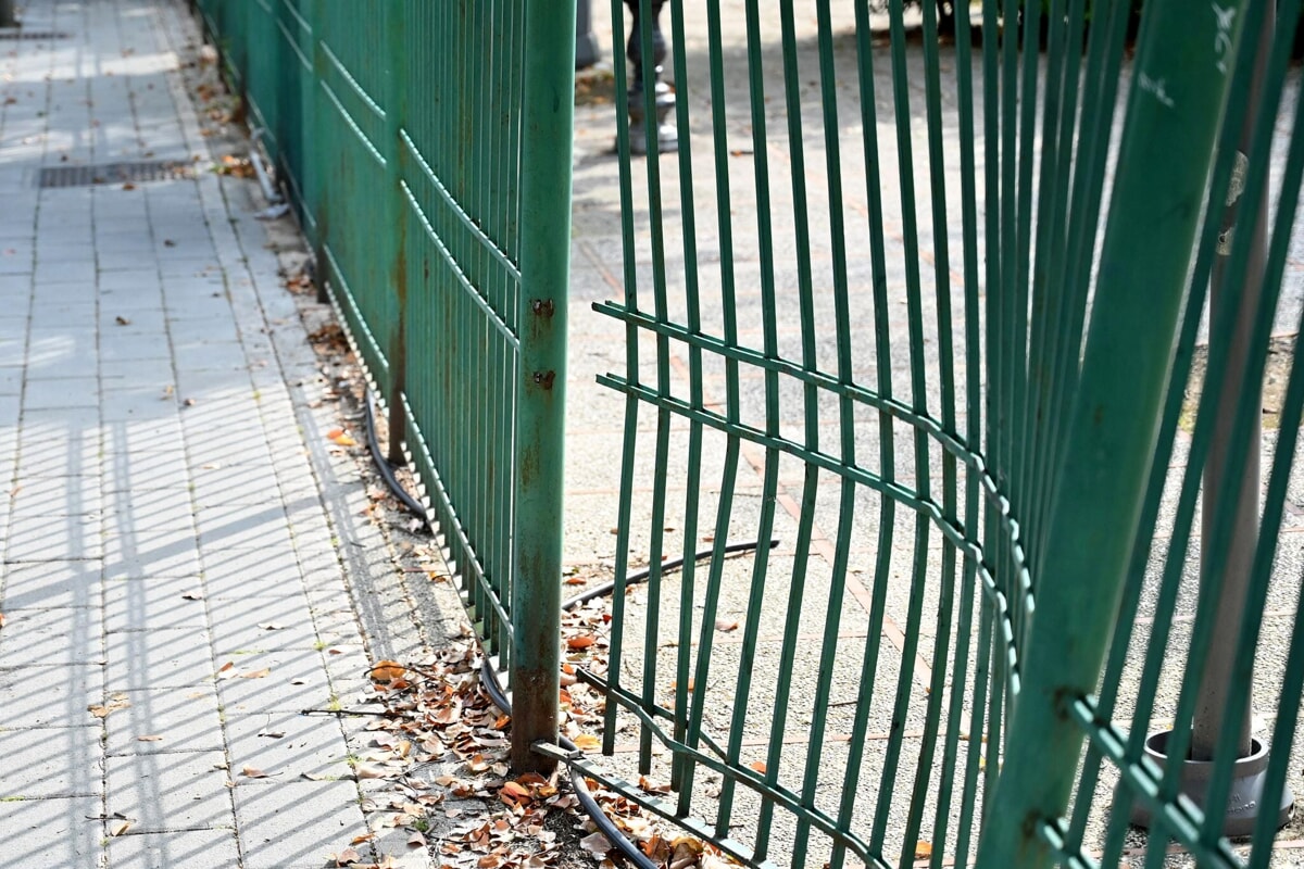 Danneggiato il cancello del parco giochi di via Galloppo: la denuncia dei residenti