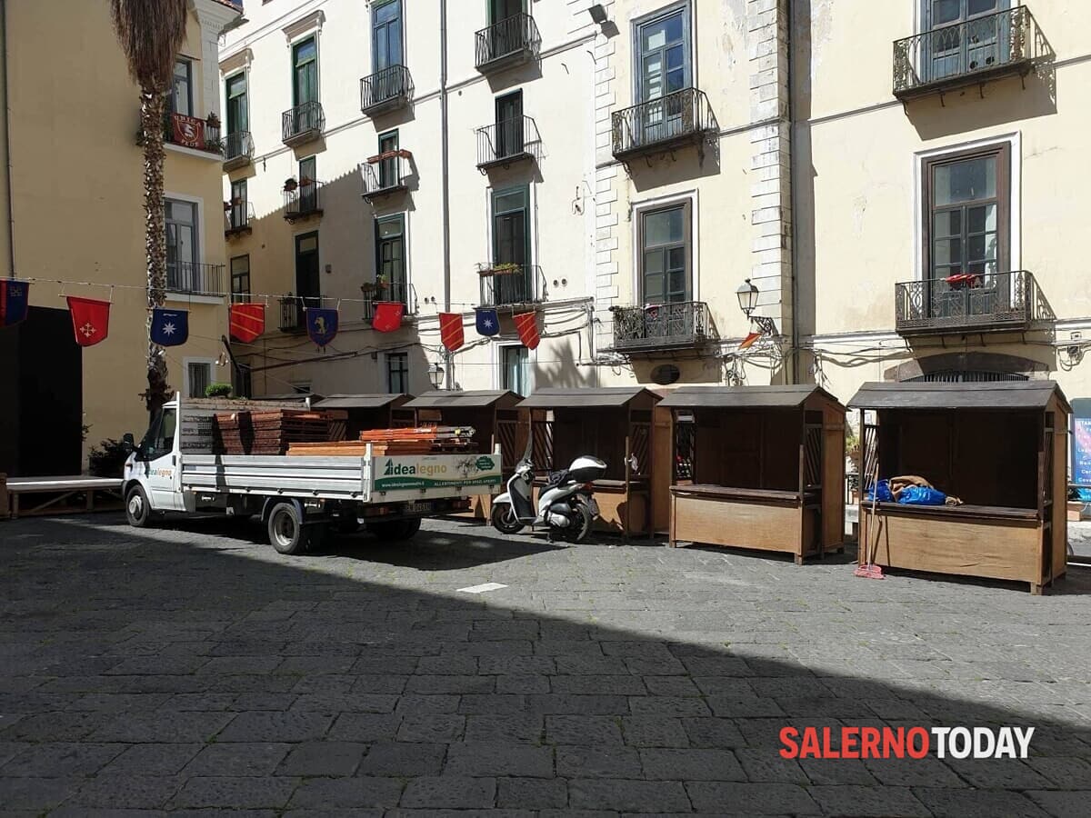 Salerno si prepara alla Fiera del Crocifisso Ritrovato: spuntano le bandiere e le prime bancarelle