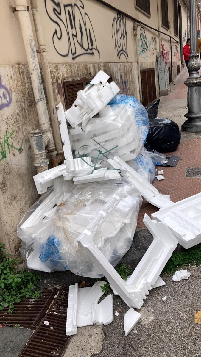 Abbandona rifiuti in strada di sabato sera: nei guai commerciante di Salerno
