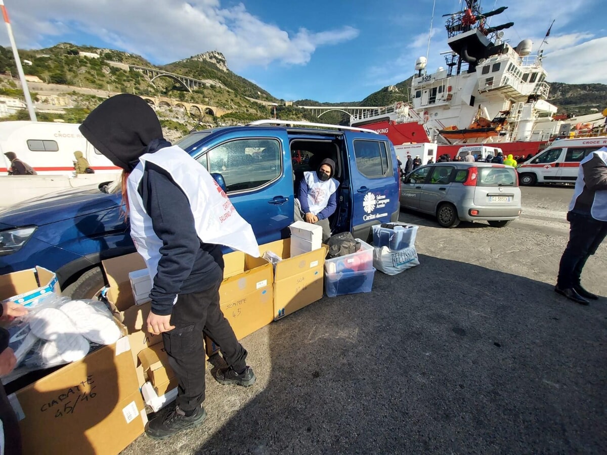 Sbarco al porto di Salerno, la Caritas offre tè caldo e capi d’abbigliamento ai migranti