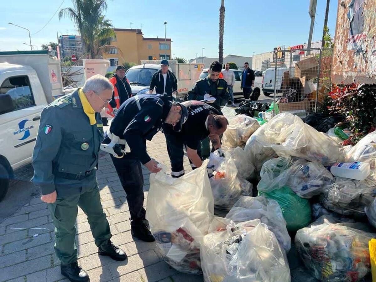 Raccolta differenziata: al via i controlli delle Guardie Ambientali, intanto Salerno Pulita annuncia la consegna di altri sacchetti