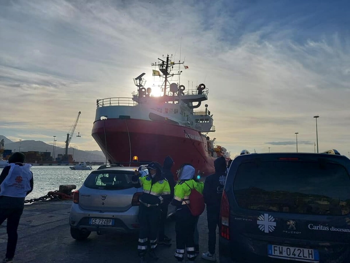 Sbarco migranti a Salerno, attraccata la Ocean Viking: 40 sono minori non accompagnati