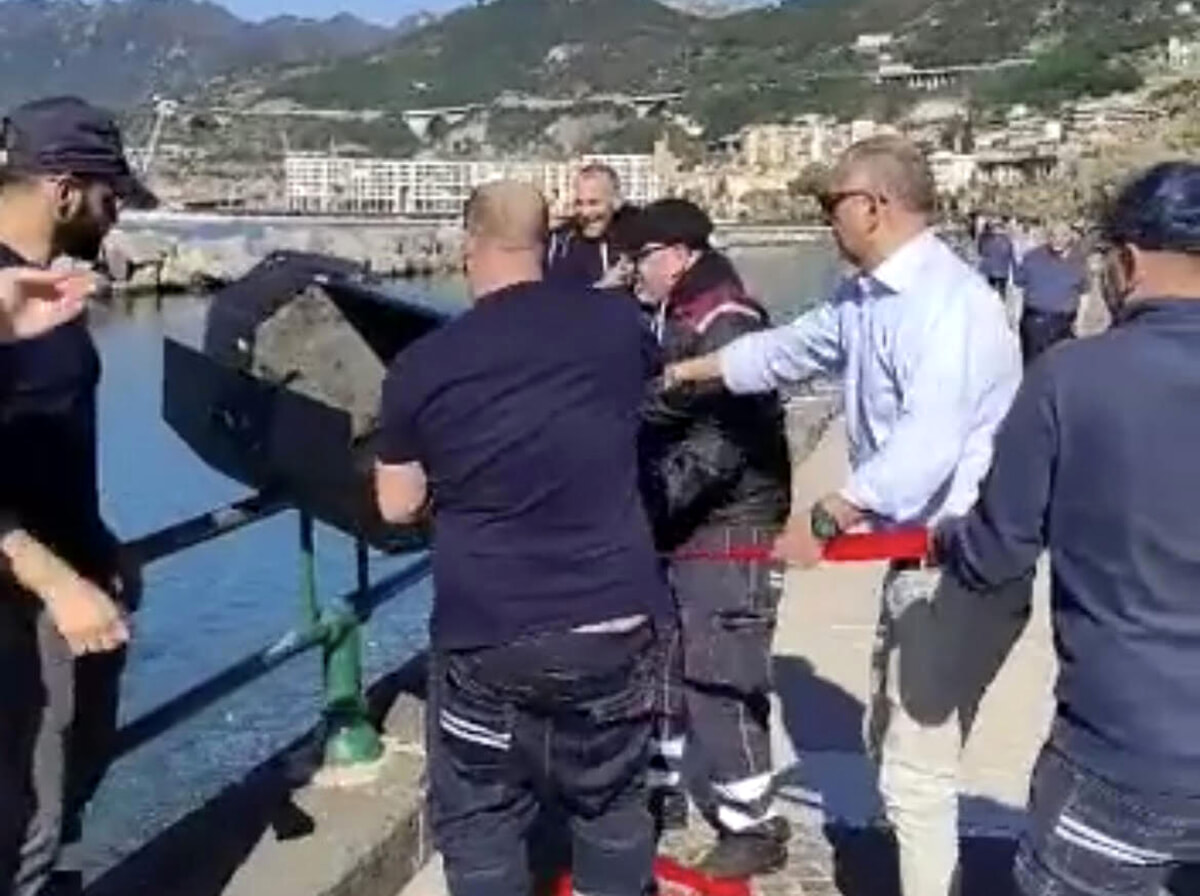 Curiosità a Salerno, recuperato un cestino portarifiuti lanciato in mare