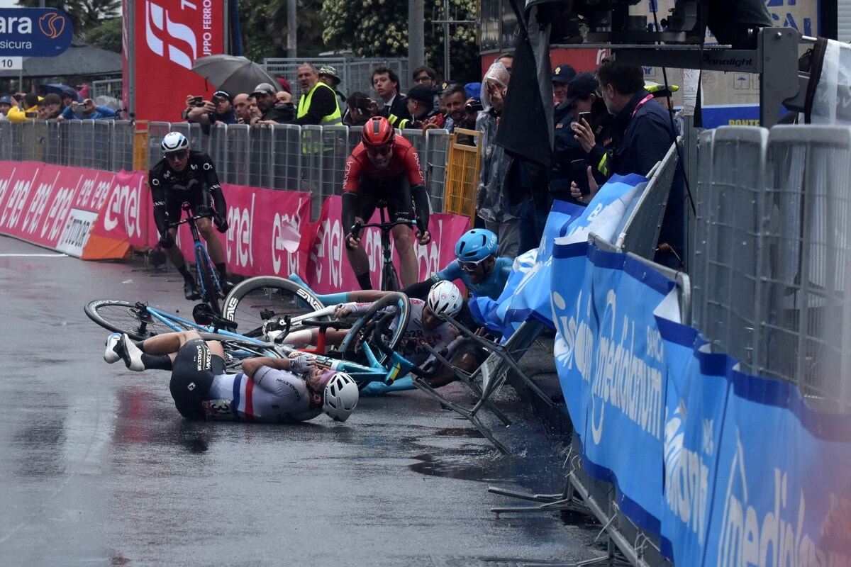 Giro d’Italia e cadute, Lefevere: “Sud come Colombia”. La replica di Bettini