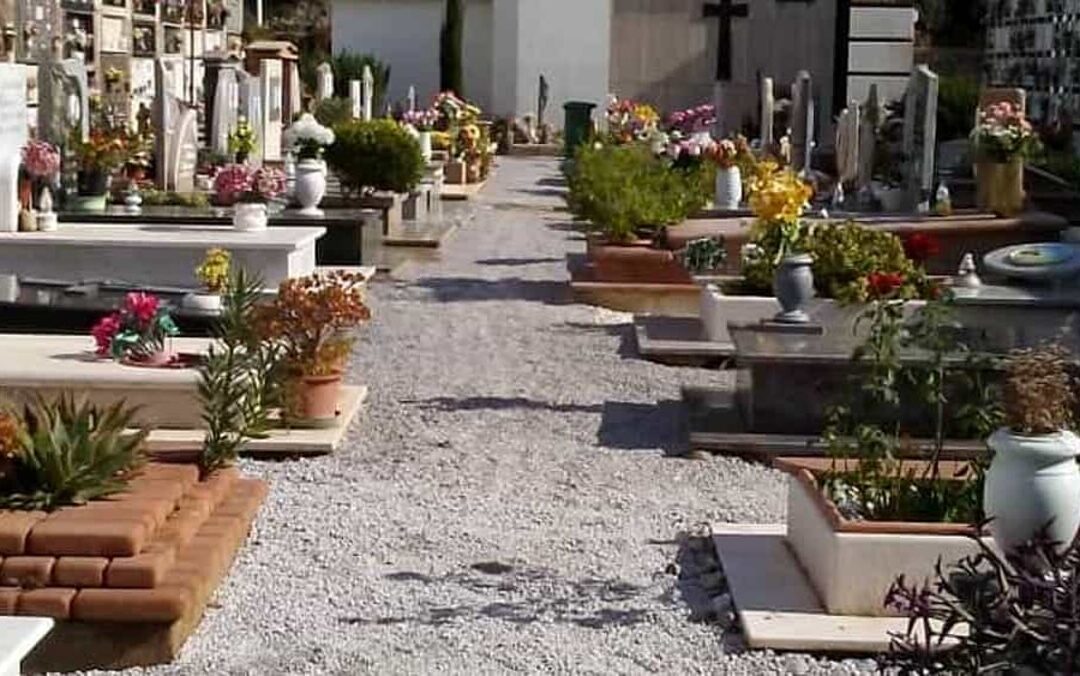 Artista muore e lascia 900mila euro al Comune per l’ampliamento del cimitero: la storia