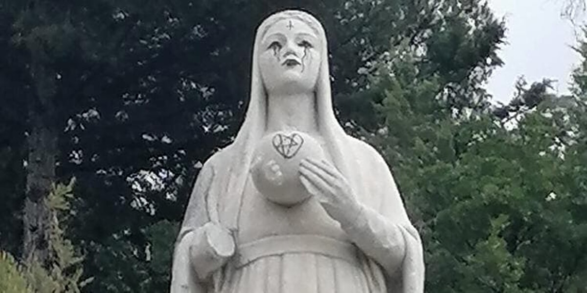 Vandalizzata con simboli satanici la statua della Vergine al parco del Seminario, l’appello