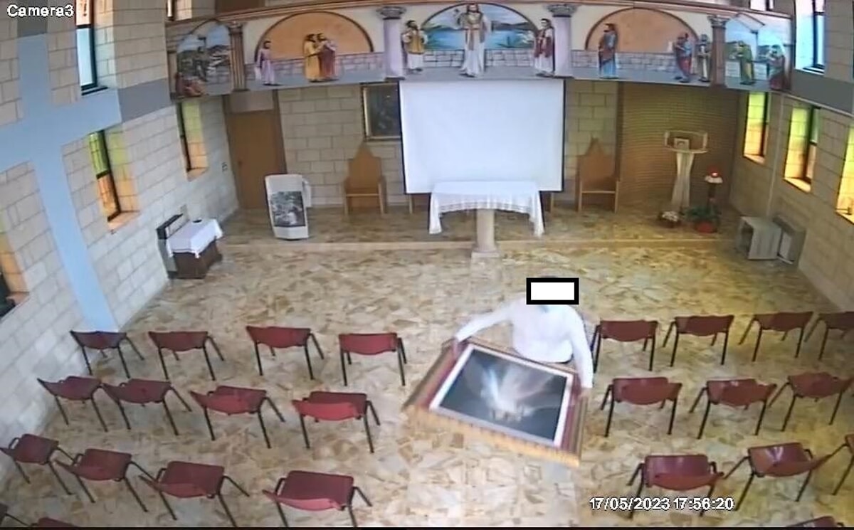 Mariconda, ruba il quadro di Gesù Misericordioso dalla chiesa: individuato grazie alla videosorveglianza