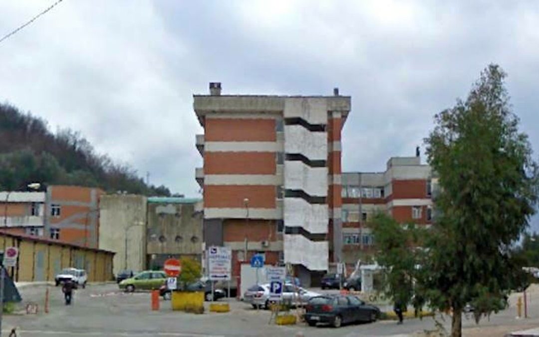 In shock emorragico all’ospedale di Oliveto, ma manca il reparto idoneo: l’equipe medica la opera e le salva la vita