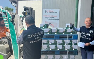 I carabinieri donano 4500 confezioni di salsa ceddar al Banco Alimentare Campania