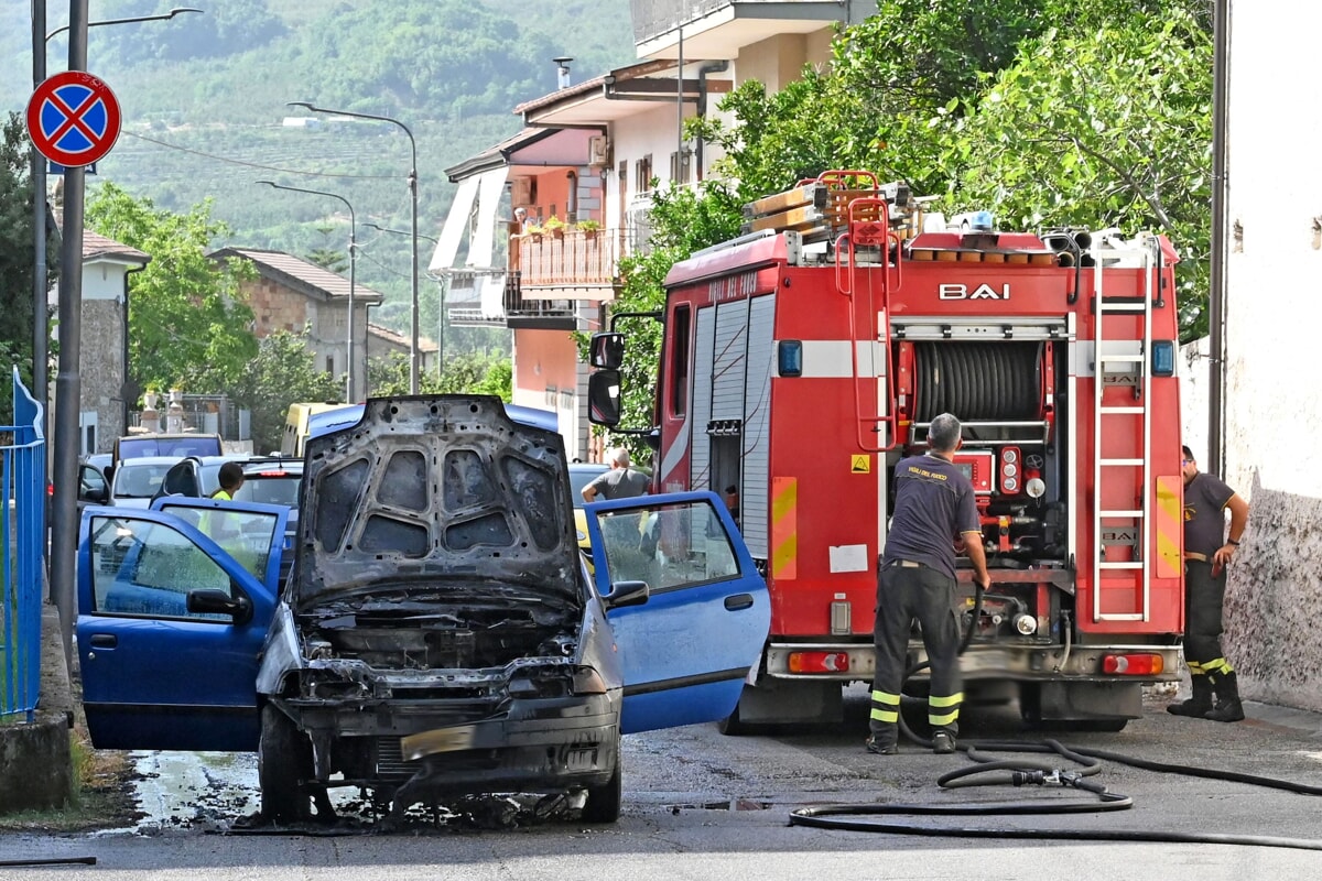 Giffoni Valle Piana, auto prende fuoco: vigili del fuoco sul posto