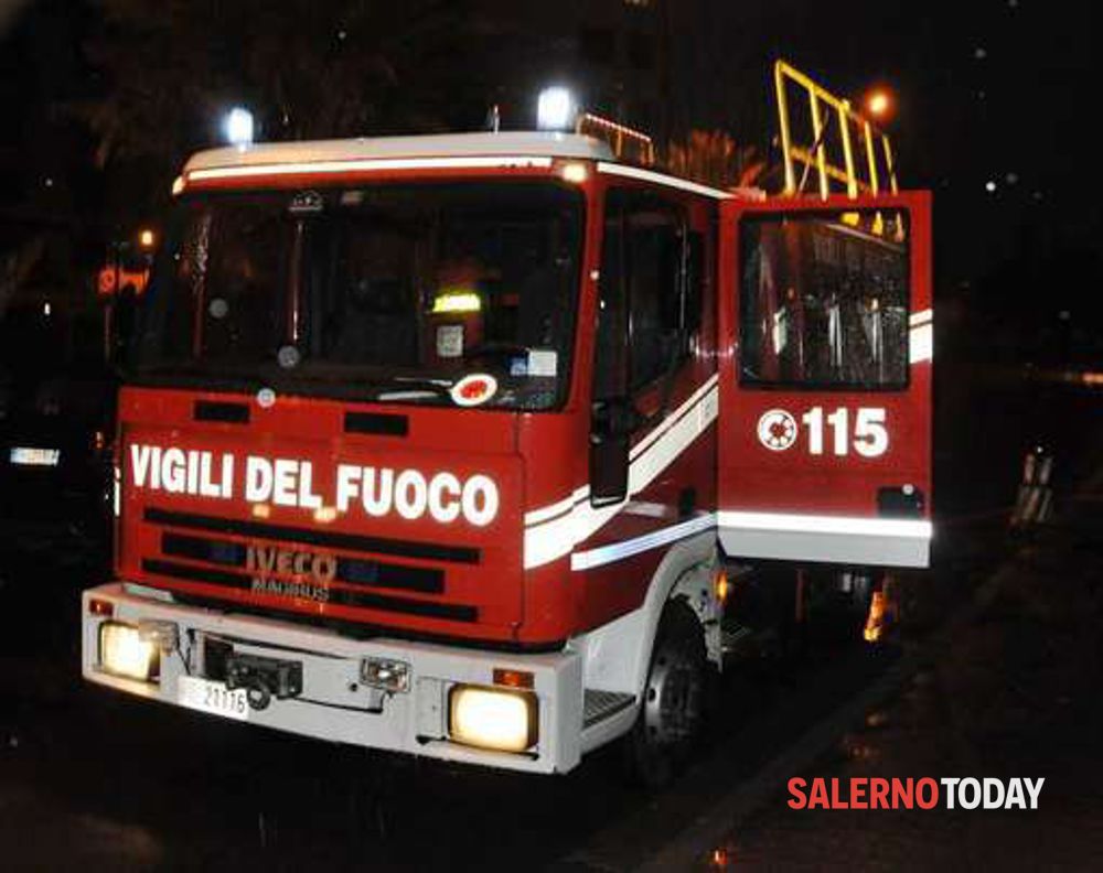 Incendio in una pizzeria, durante la Notte Bianca: intervengono i caschi rossi
