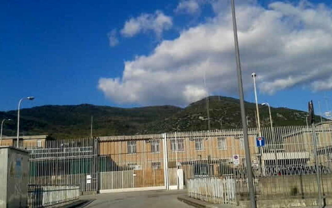 Carcere di Salerno, la visita di Ciambriello: “Allarmante sovraffollamento, c’è anche carenza di medici”