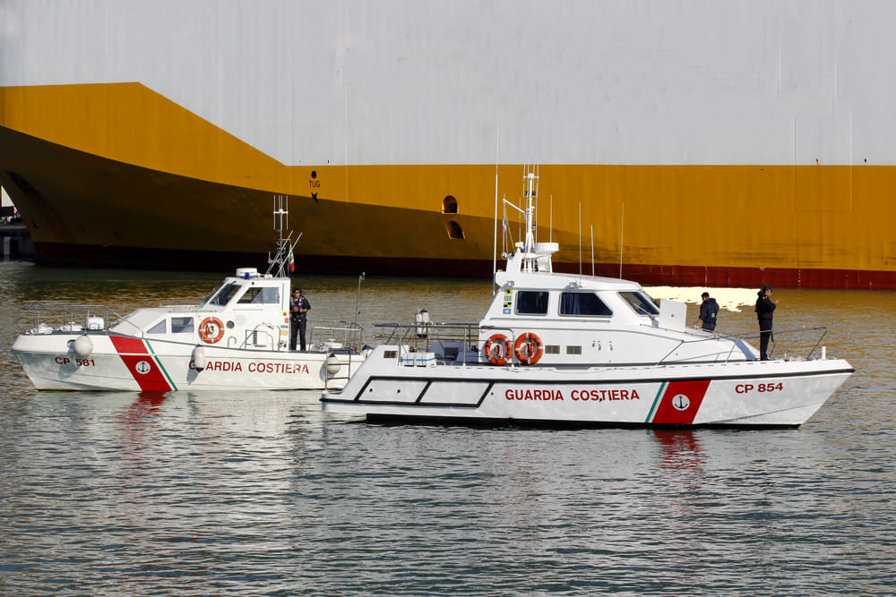 Due ragazzi travolti dal mare mosso a Punta Licosa: salvati dalla Guardia Costiera