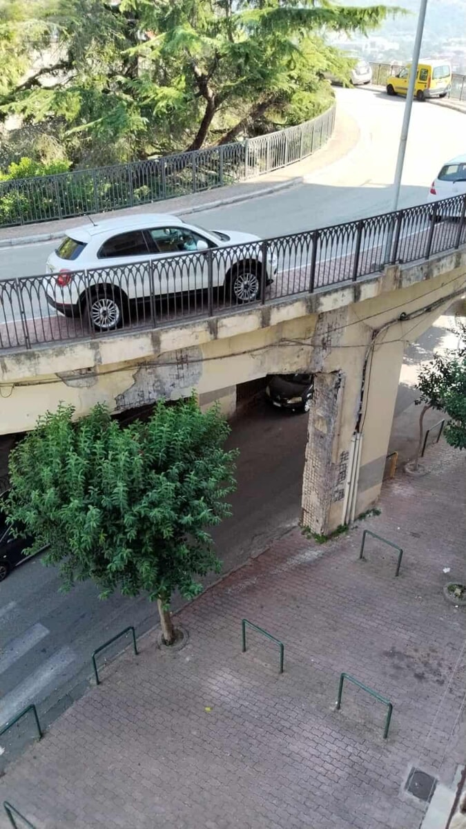 Viadotto in via Calenda, i residenti: “E’ pericolante, quando intervengono?”