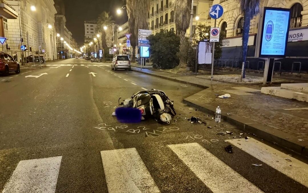 Incidente nella notte a Salerno, in tre cadono dalla moto: si indaga