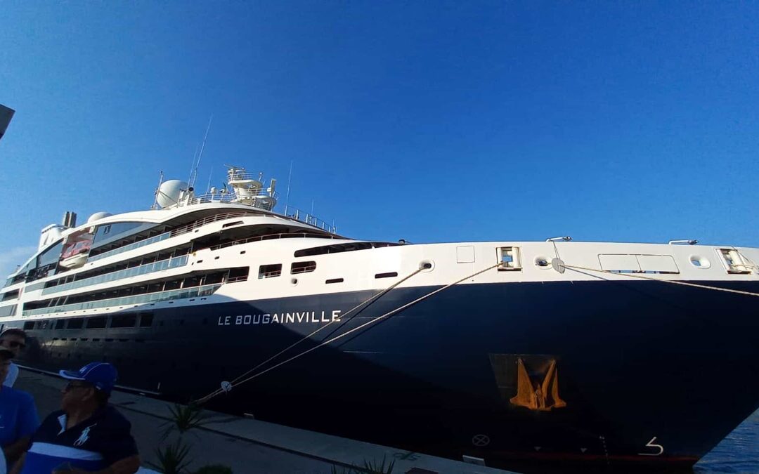 Curiosità a Salerno, è attraccata la nave da crociera francese “Le Bougainville”
