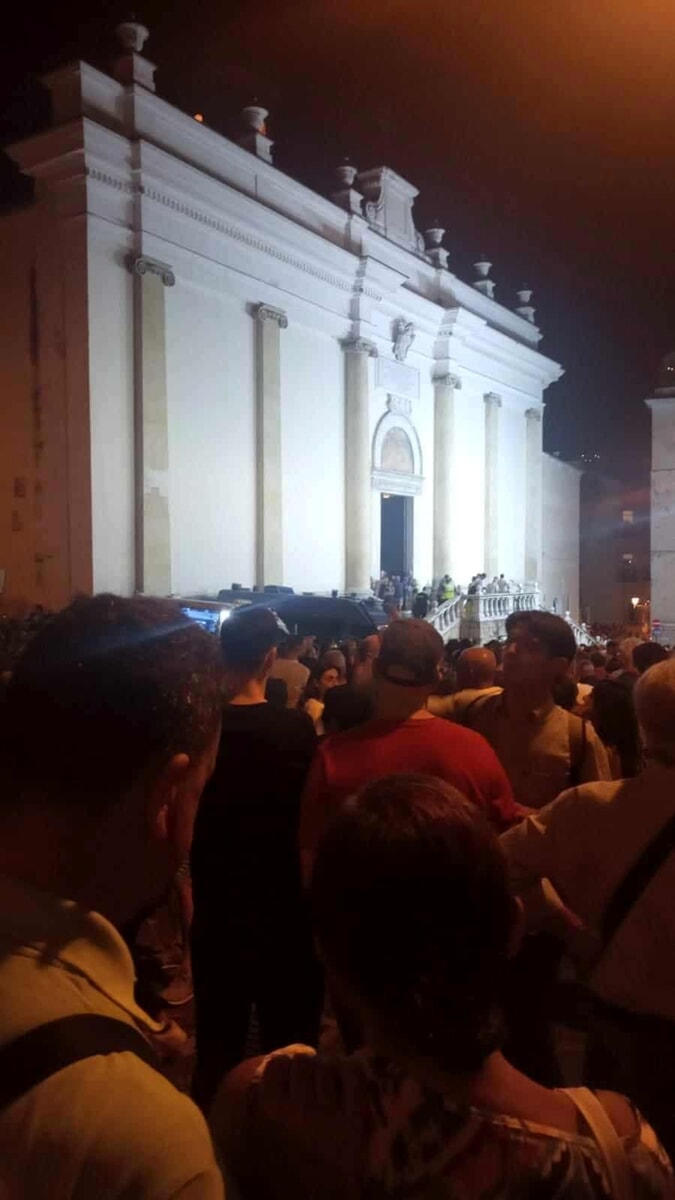 Calca nei pressi della Cattedrale: auto della Municipale bloccata tra la folla