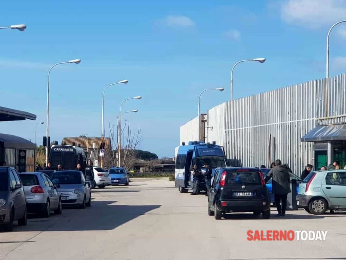 Rompe la serratura del gabbiotto e sfascia la parete della cella: nuovo episodio di violenza nel carcere di Salerno