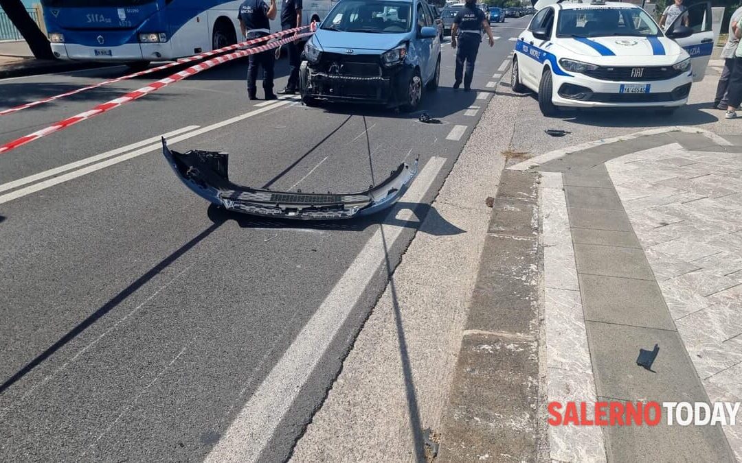 Incidente tra auto e moto sul lungomare di Salerno: c’è un ferito grave