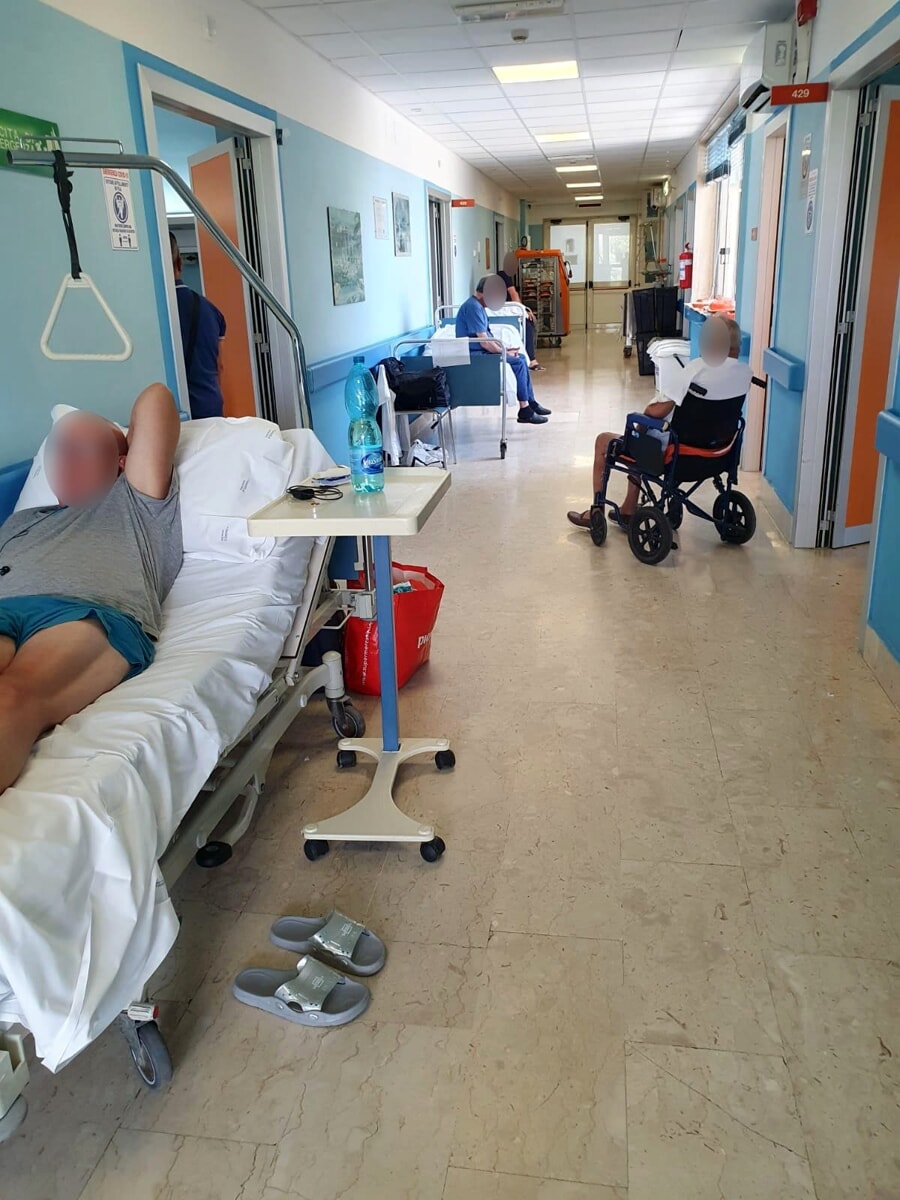 Pazienti ricoverati nei corridoi all’ospedale di Nocera: la denuncia della Fials