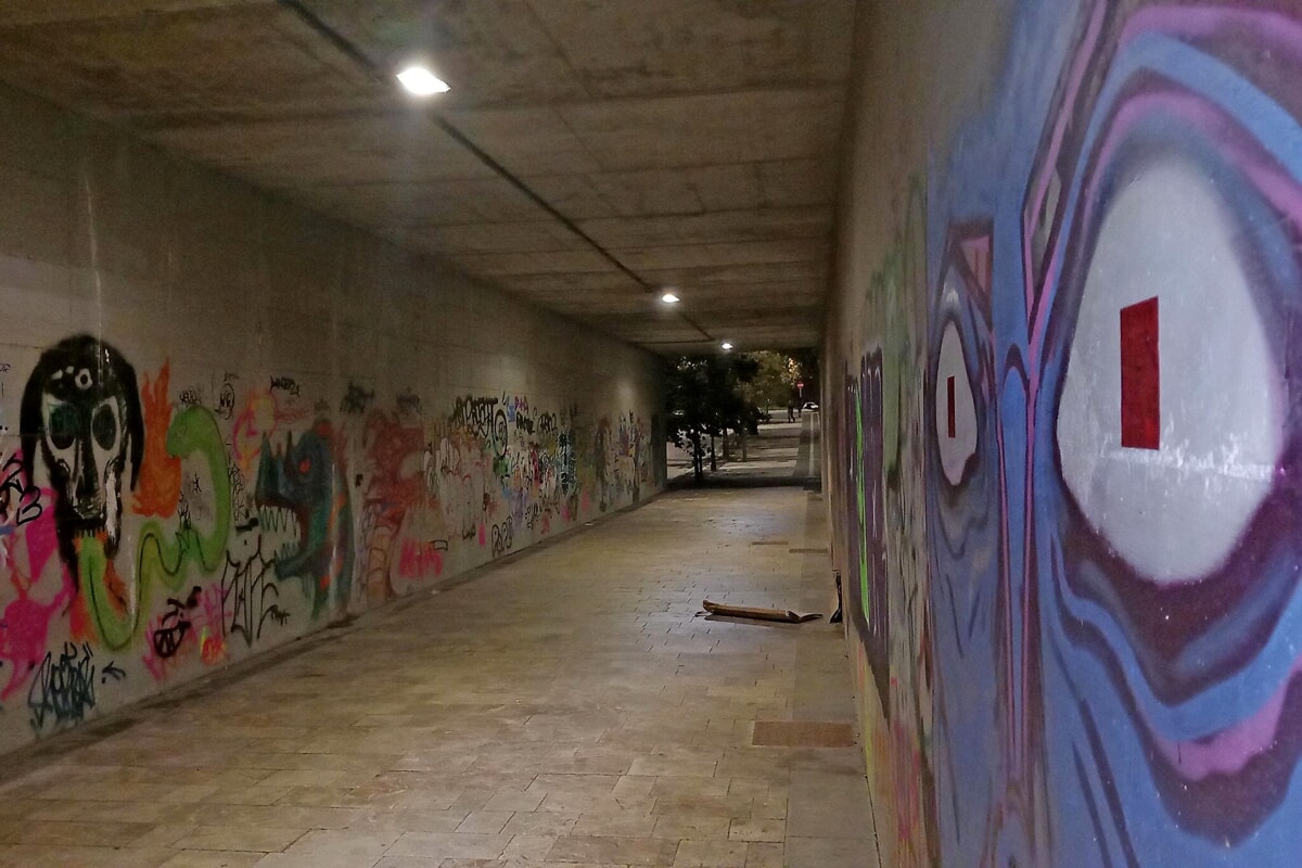 Sottopasso nel degrado: scarabocchi e graffiti tornano a sporcare i muri