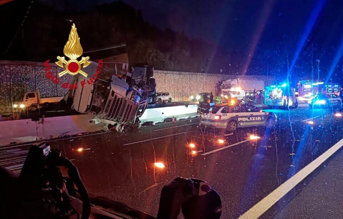 Incidente sull’A1, camion si ribalta a Firenze: feriti due giovani del Cilento
