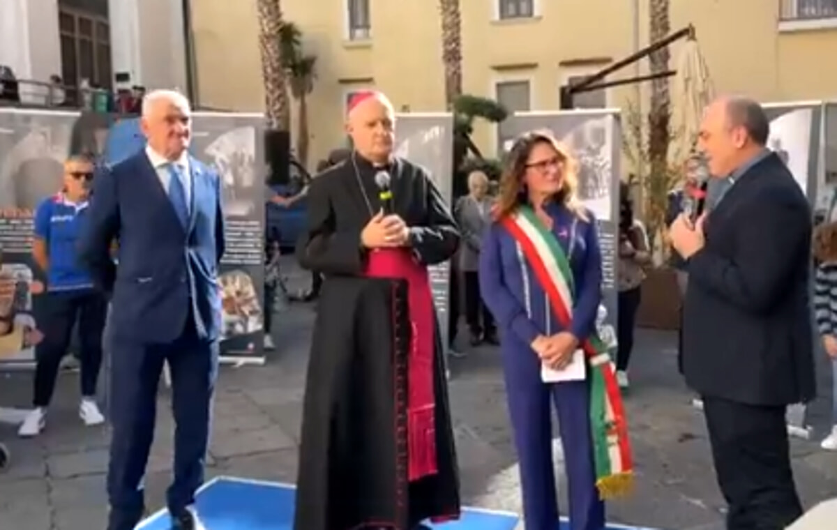 Piazza Don Enzo Quaglia: l’intitolazione con l’Arcivescovo e la vicesindaca