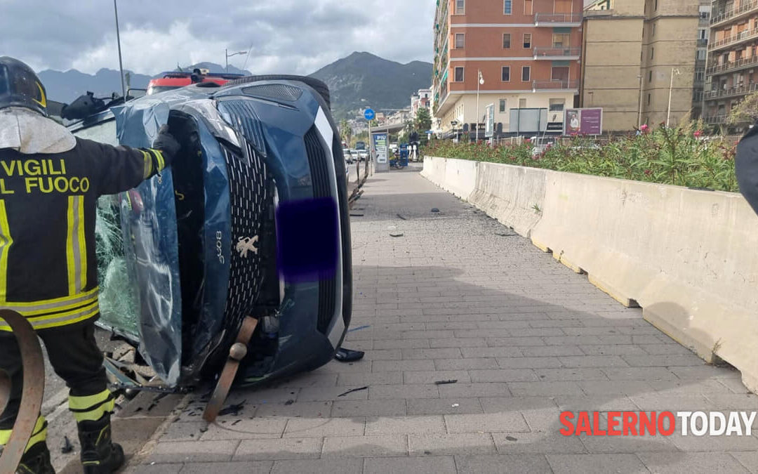Auto sbanda e si ribalta sul marciapiede in Piazza della Concordia: due feriti