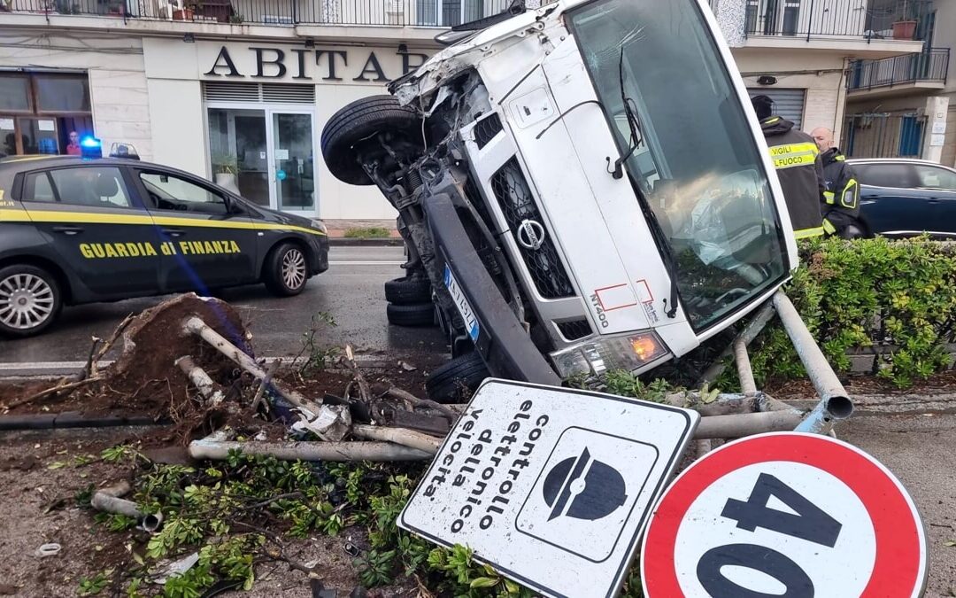 Incidente sul lungomare, camion di Salerno Pulita si ribalta: malore per il conducente
