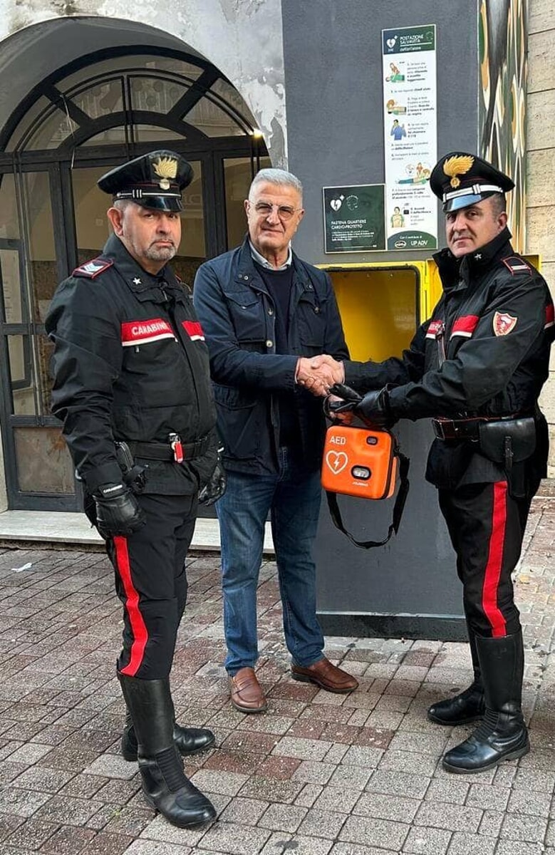 Salerno, i carabinieri riconsegnano il defibrillatore rubato nella piazza di Pastena