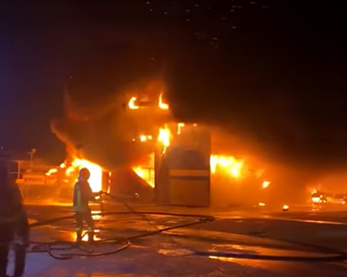 Incendio in un’officina meccanica a Scafati, tecnici dell’Arpac sul posto: “C’è rischio diossina”